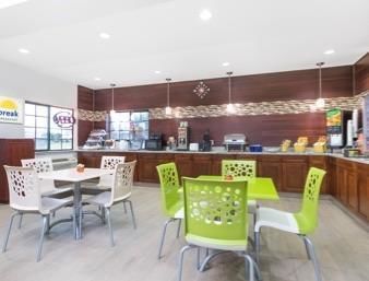 Days Inn & Suites By Wyndham Madisonville Extérieur photo