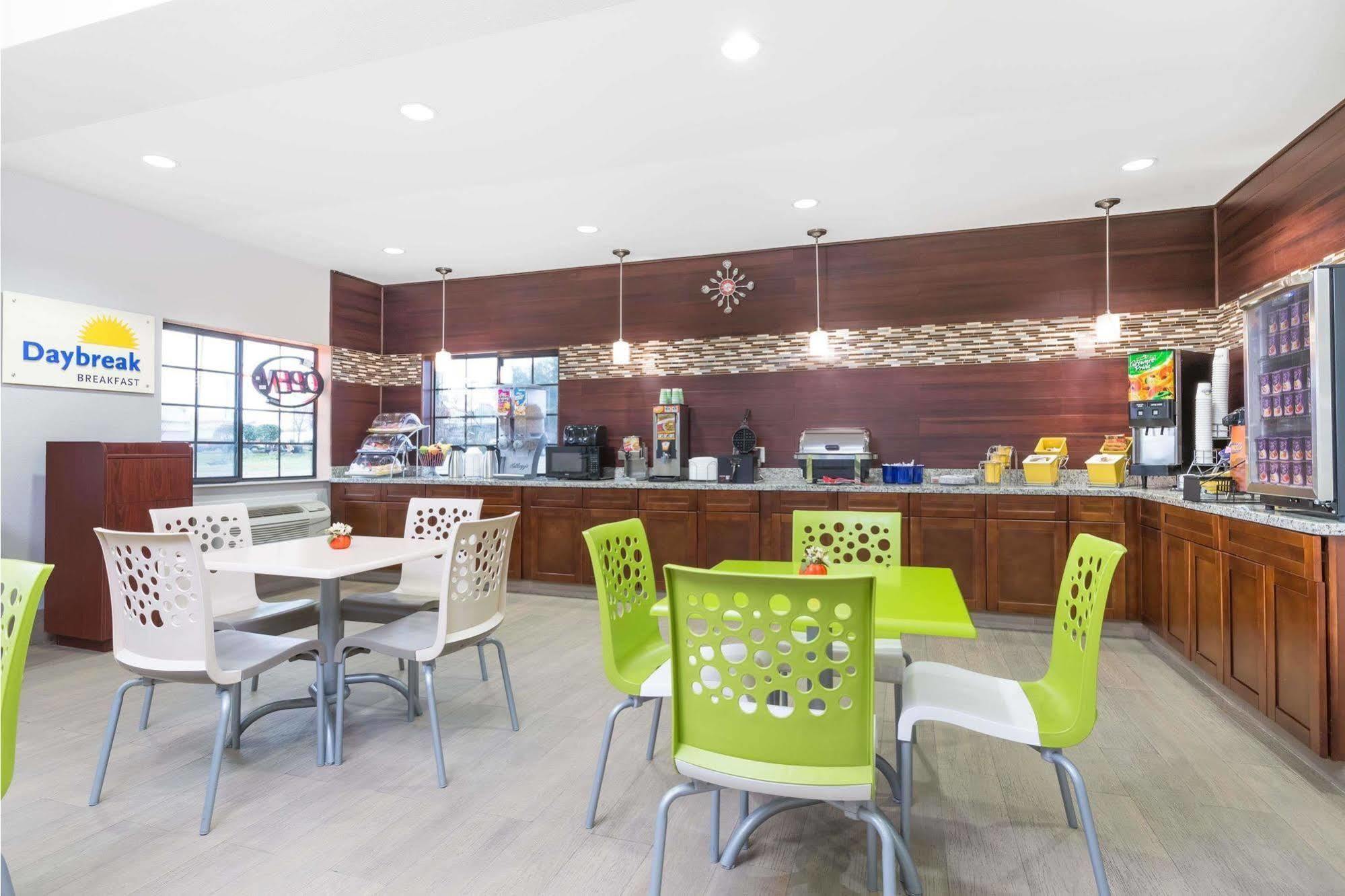 Days Inn & Suites By Wyndham Madisonville Extérieur photo